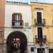 L'Arco  incastonato tra un palazzo giallo e uno color rosa salmone